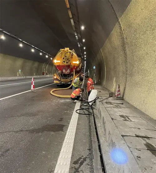 海兴隧道排水渠清淤